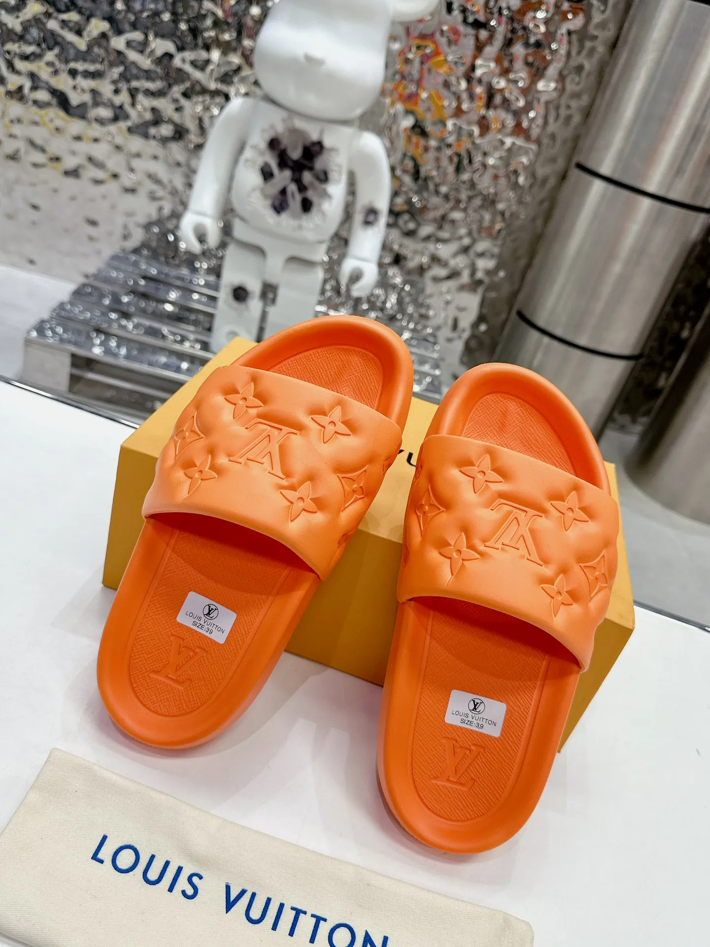 [L Home] P: 280💰 ▪️Shoe size: Women's 35-40 Men's 38-46▪️Packaging: Counter top quality~original packaging 𝟐𝟎𝟐5 Louis Vuitton counter's new embossed slippers, lv monogram embossed slippers, Waterfront sandals are back with a new look, and the upper buckle is embossed with lv's iconic Monogram pattern. Made of waterproof rubber with a comfortable and resilient insole. The lightweight, flexible outsole is embossed with the Louis Vuitton logo. ▪️Fabric: Original molded rubber foam surface ▪️Technology: embossed logo ▪️Sole: Original molded rubber foam outsole ▪️Sole thickness: 3CM.